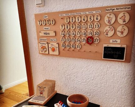 Permanent calendar for children made of wood according to Montessori and Waldorf for home or kindergarten